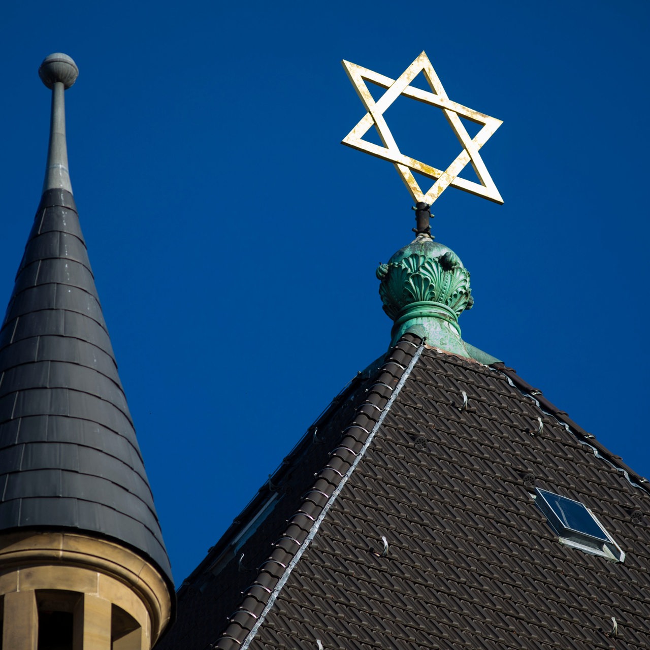 Ein Stern auf dem Dach einer Synagoge 