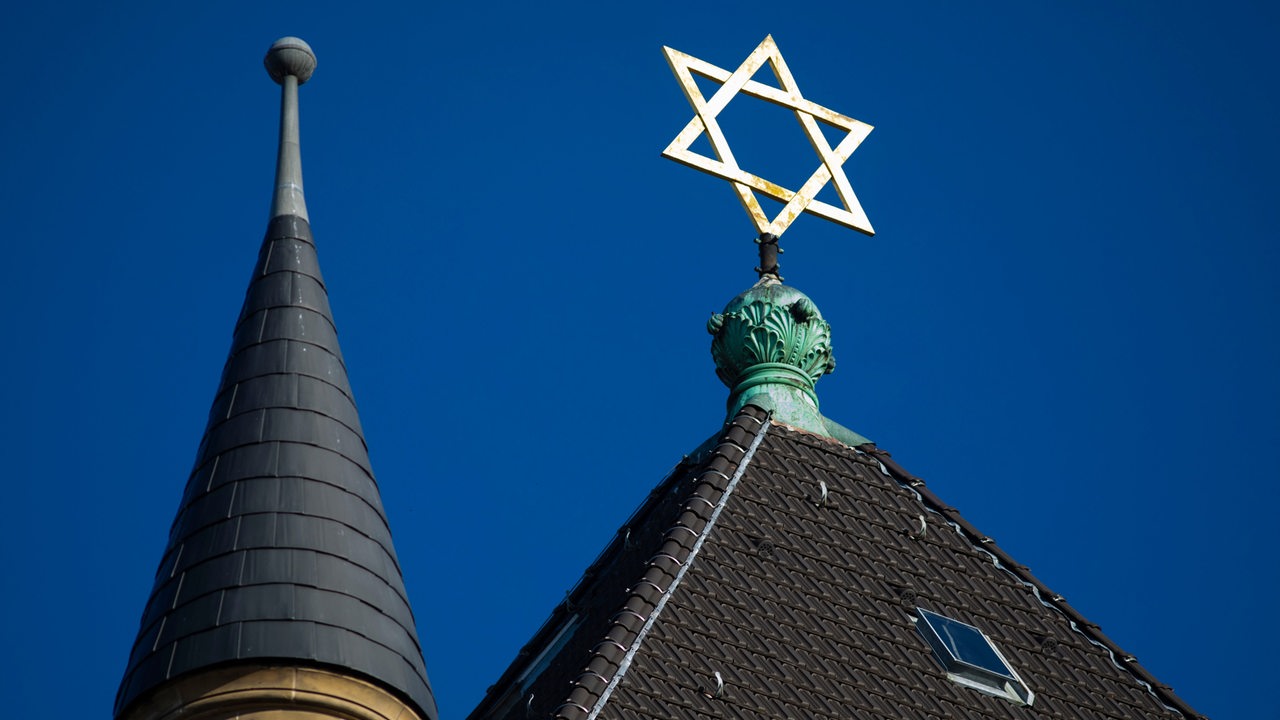 Ein Stern auf dem Dach einer Synagoge 