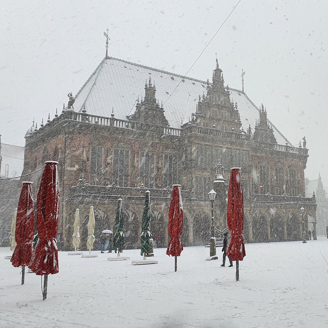 Rathaus, Dom und Bürgerschaft im Schnee.