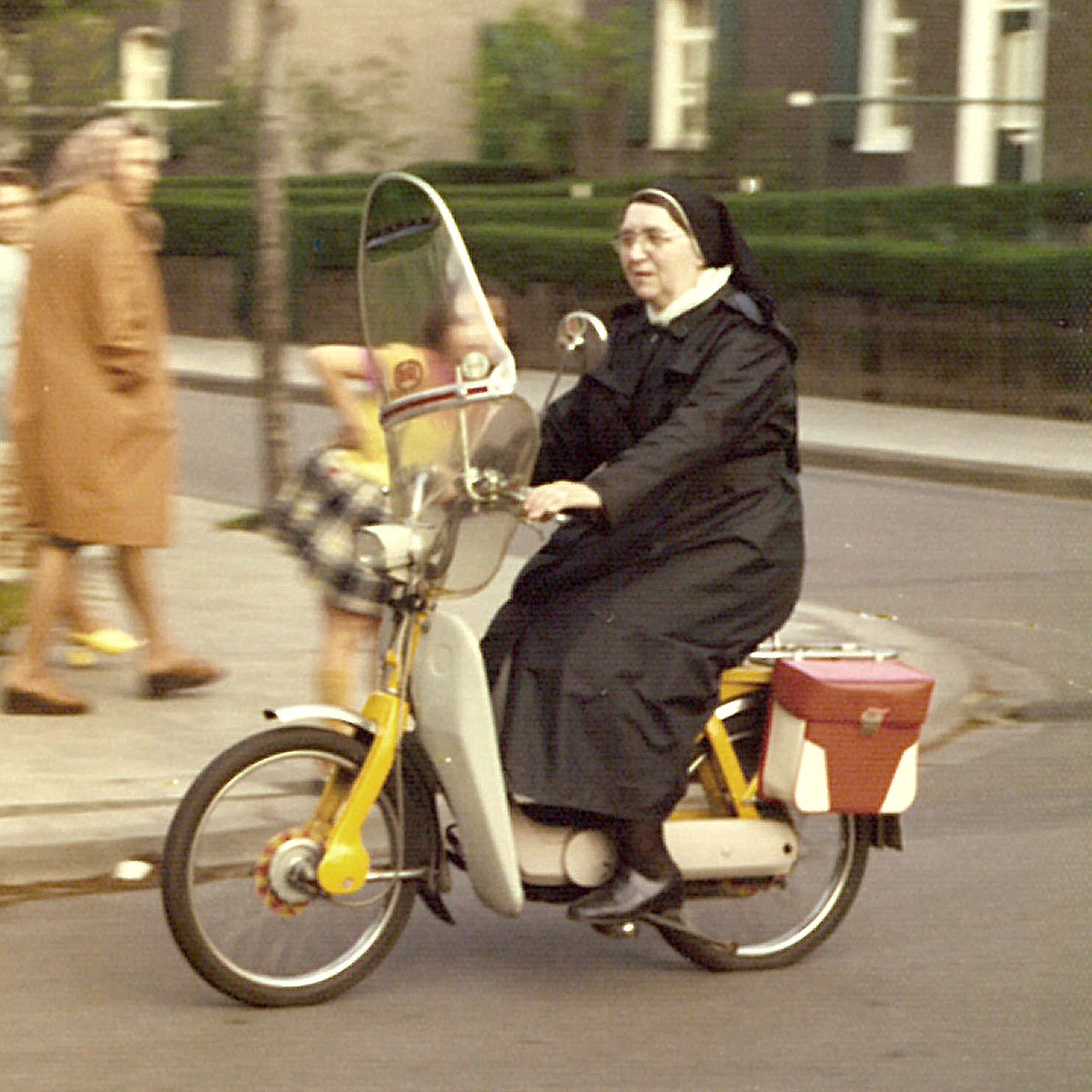 Schwester Kunigunde auf einem Moped