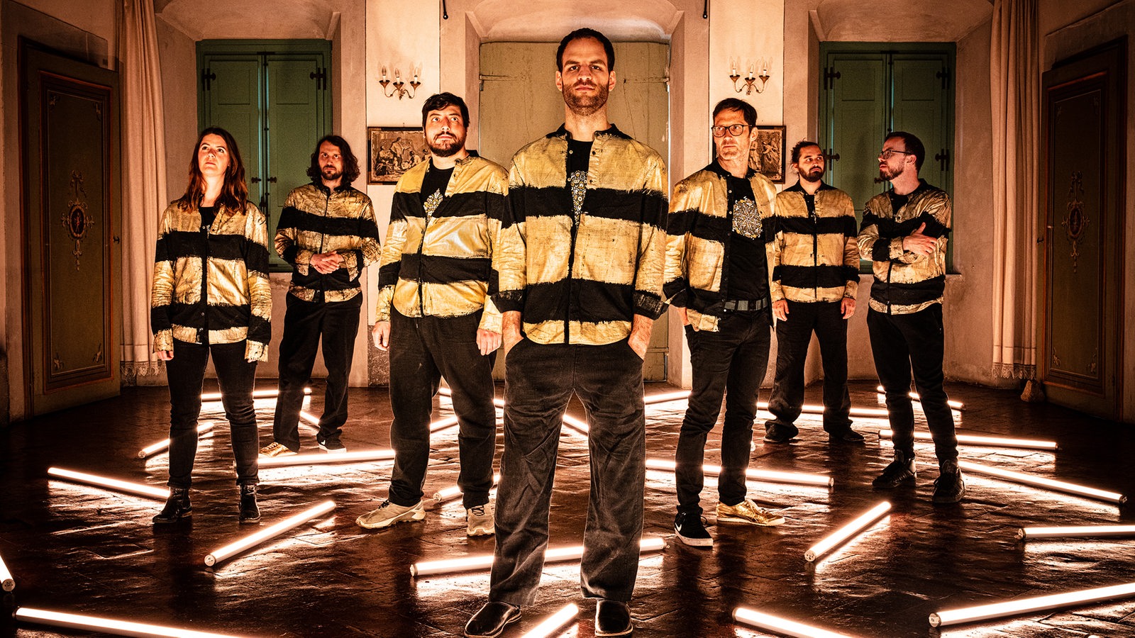 Die 7-köpfige Jazzband Shake Stew in schwarz-gelber Kleidung