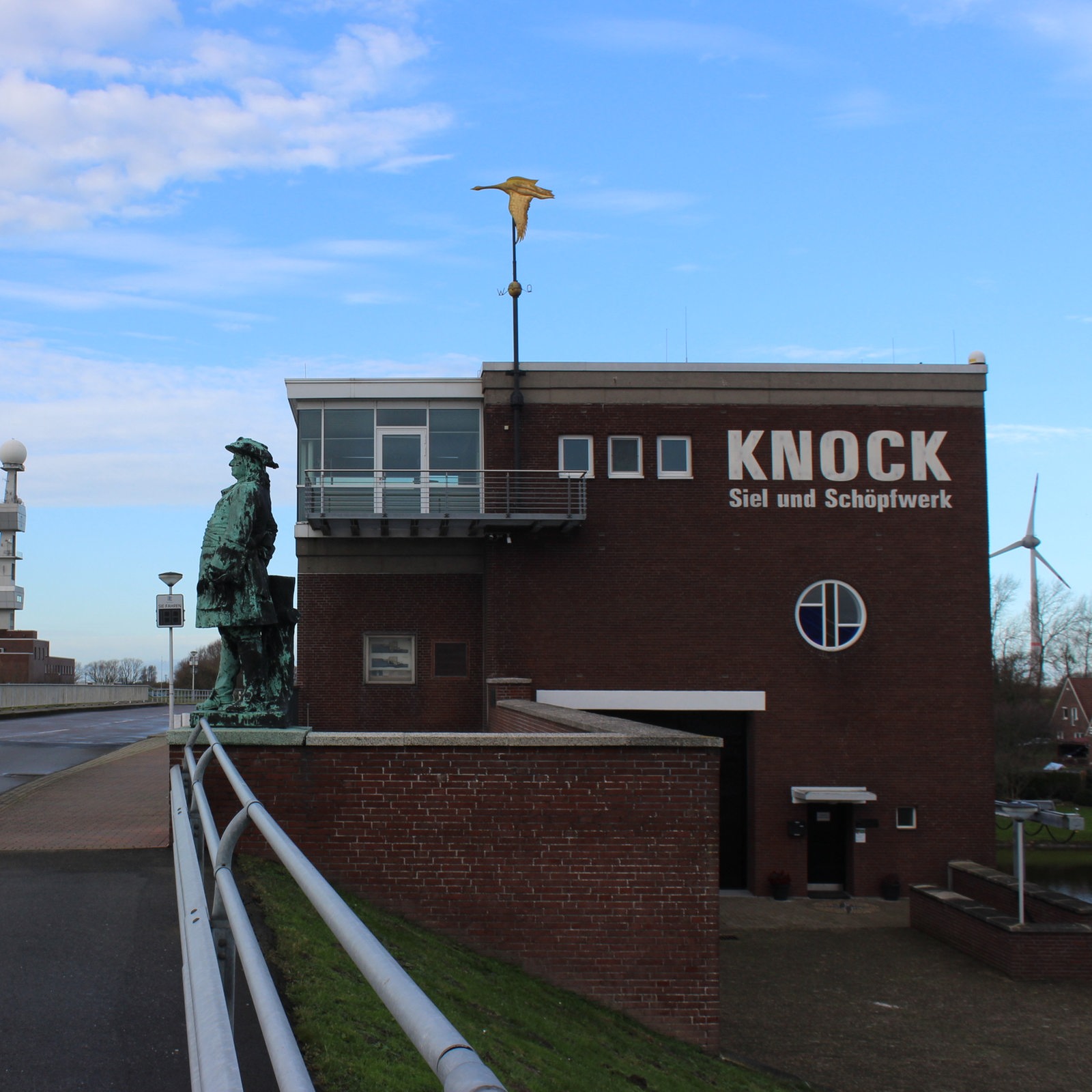 Das Siel und Schöpfwerk Knock bei Emden, davor eine Bronzeskulptur