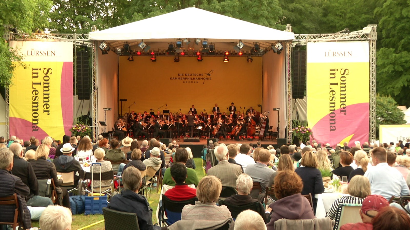 Die Zuschauer der Veranstaltung"Sommer in Lesmona" schauen sich eine Aufführung der deutschen Kammerphilarharmonie an.