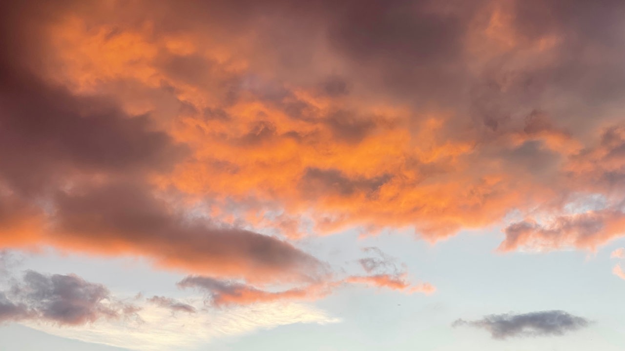 Ein Foto von besonders farbenfroh beleuchteten Wolken durch den Sonnenuntergang an einem Spätsommer-Abend.