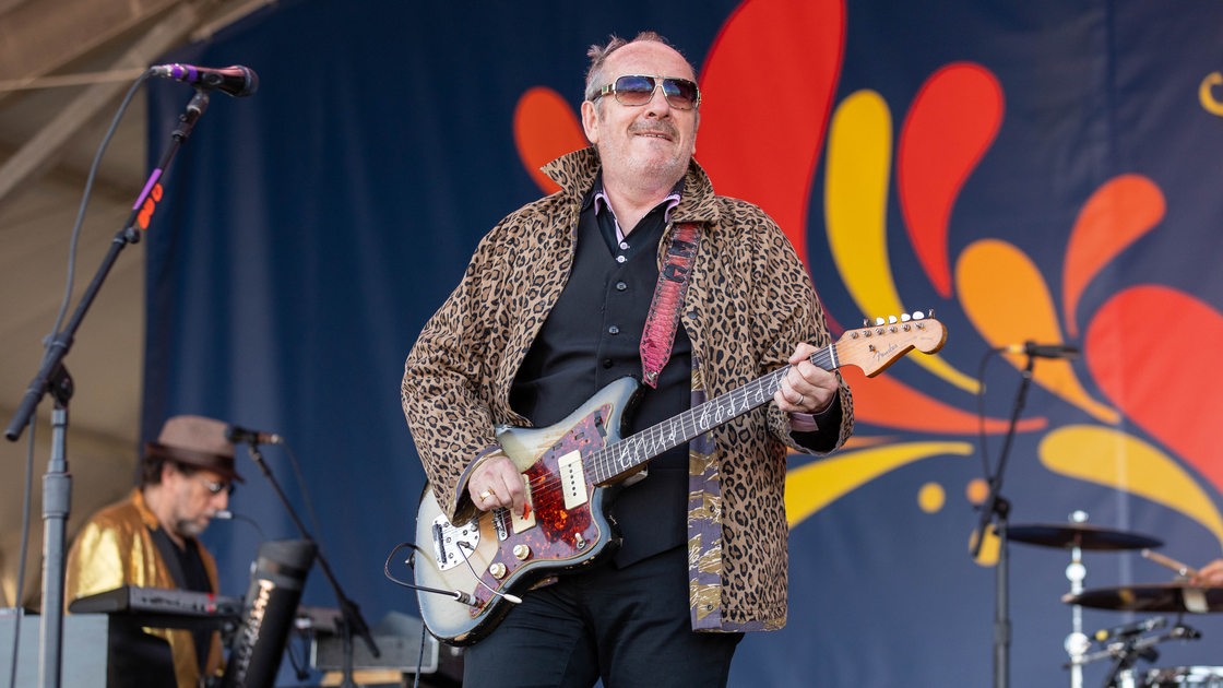 Elvis Costello auf der Bühne mit Gitarre 2022 in Louisana