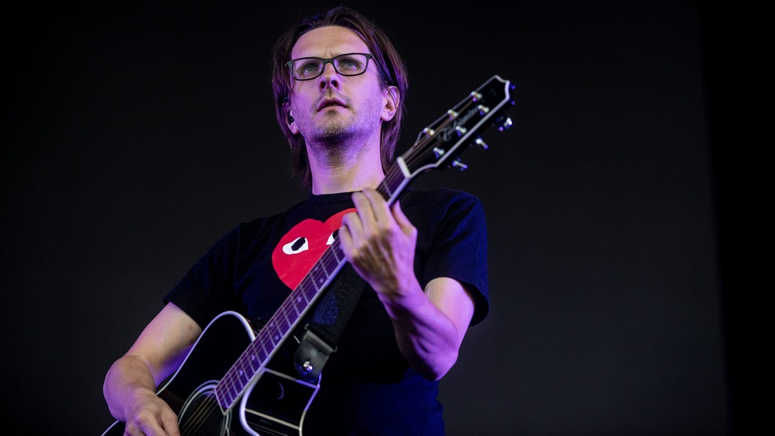 Der Musiker Steven Wilson an der Gitarre