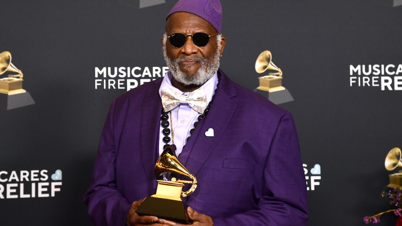 Der für sein Lebenswerk ausgezeichnete Musiker Taj Mahal posiert mit Grammy im Presseraum.