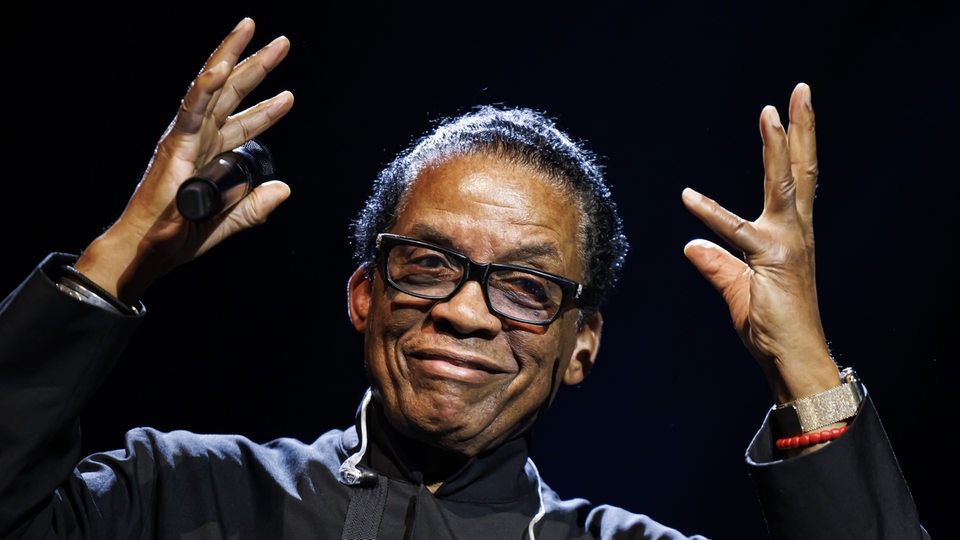 Jazzpianist Herbie Hancock bedankt sich auf der Bühne bei Publikum.
