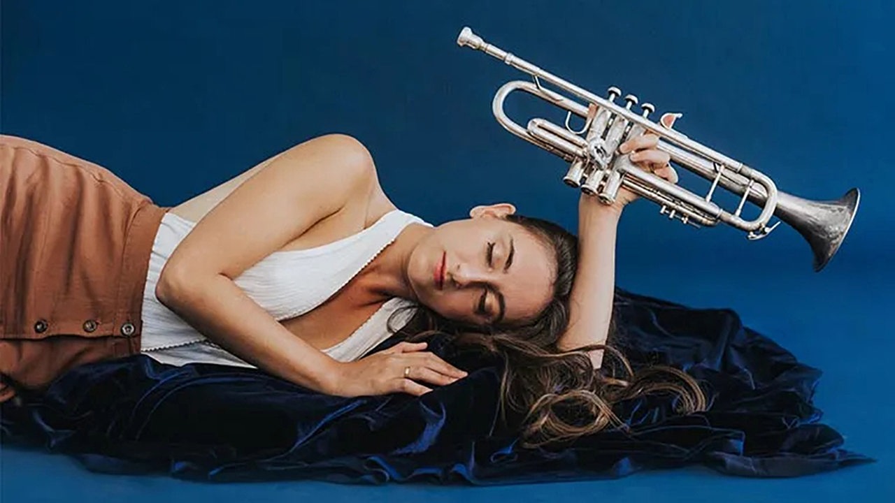 Porträt von Alba Careta, liegend mit Trompete