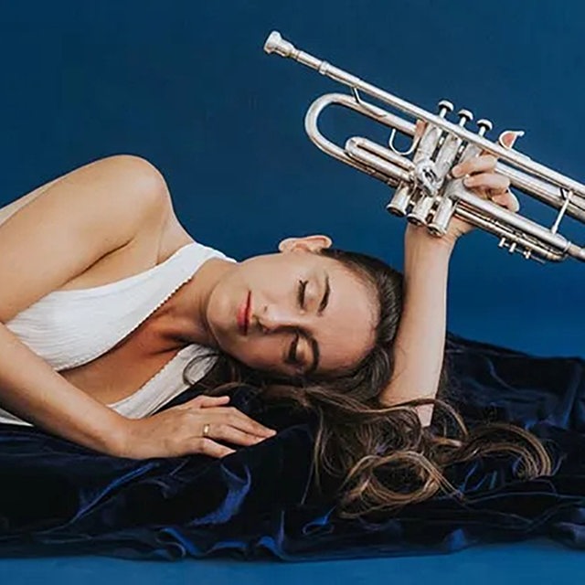 Porträt von Alba Careta, liegend mit Trompete