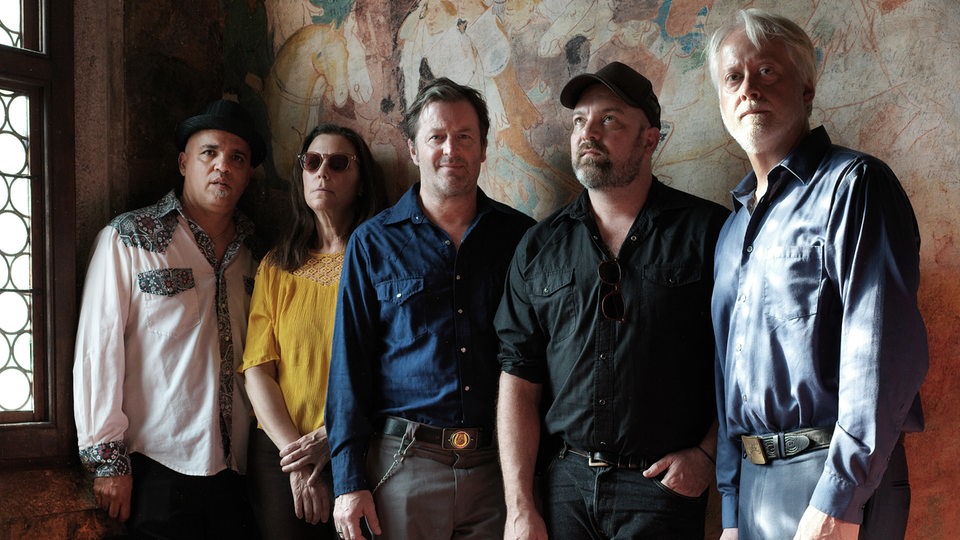 Die Mitglieder der Band "The Delines" von links: Freddy Trujillo, Amy Boone, Willy Vlautin, Cory Gray und Sean Oldham
