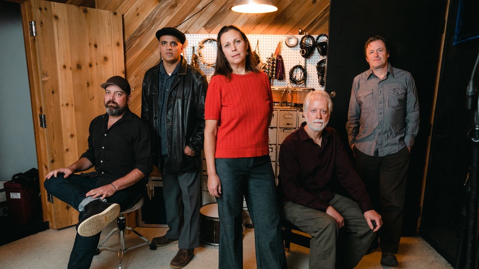 Die Mitglieder der Band "The Delines" von links: Cory Gray, Freddy Trujillo, Amy Boone, Sean Oldham und Willy Vlautin.