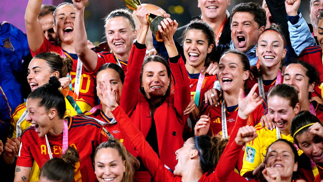 Die spanische Frauenfußballnationelmannschaft feiert den WM-Sieg