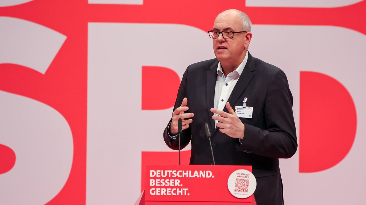 Bovenschulte steht am Rednerpult