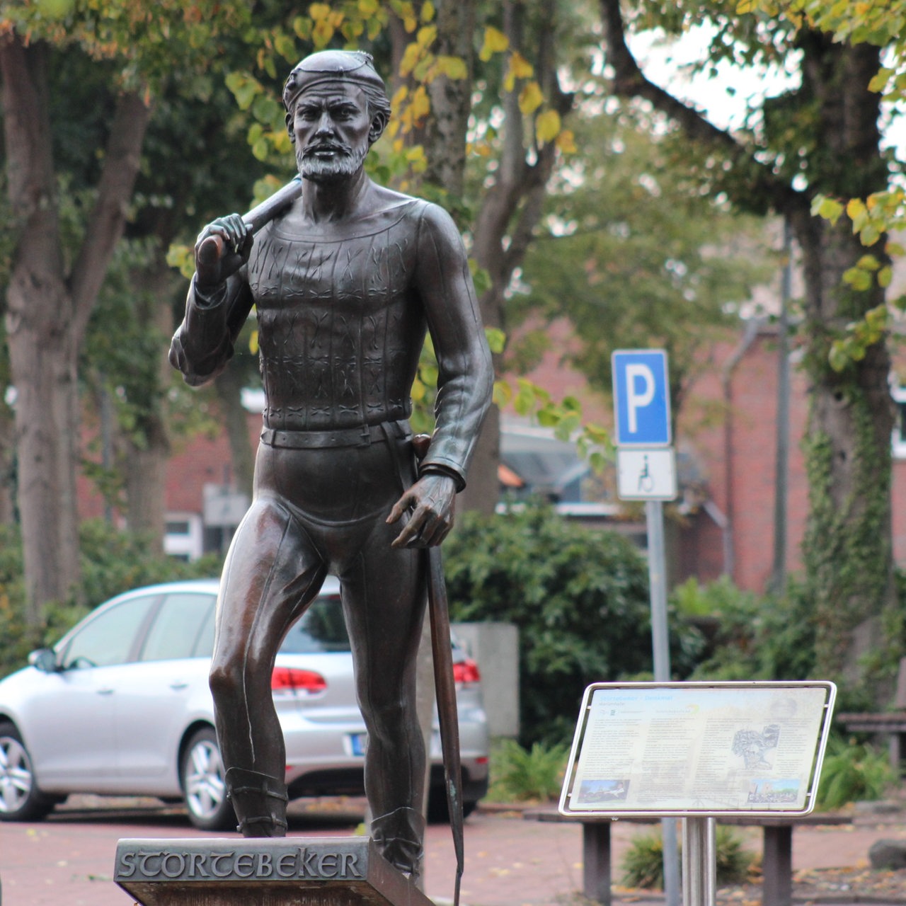 Ein Störtebeker-Denkmal in Marienhafe