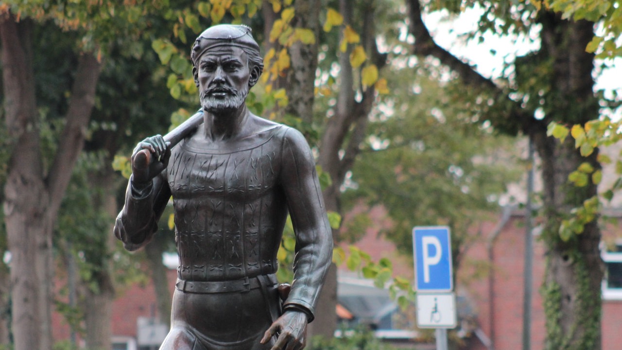 Ein Störtebeker-Denkmal in Marienhafe