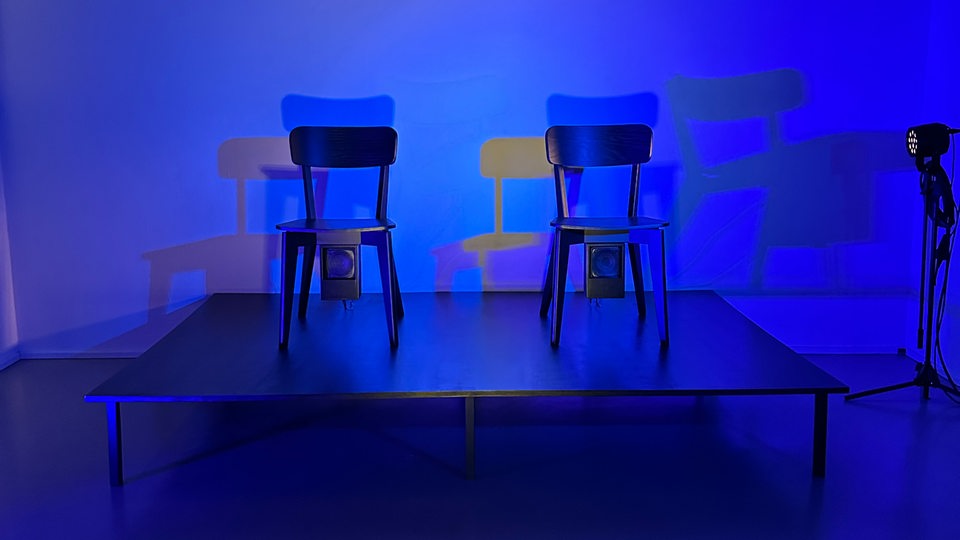 Stühle in einem Raum in blauem Licht
