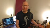 ein Mann spielt Gitarre