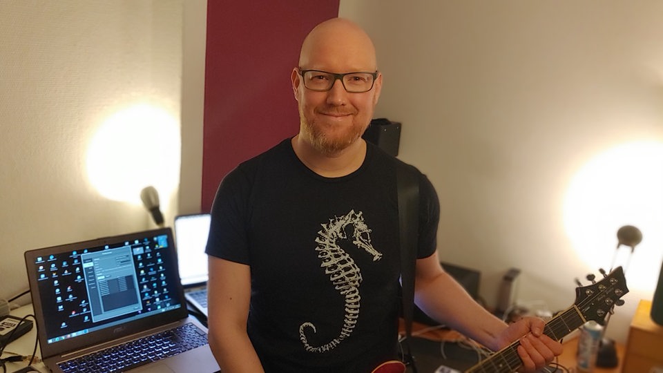ein Mann spielt Gitarre