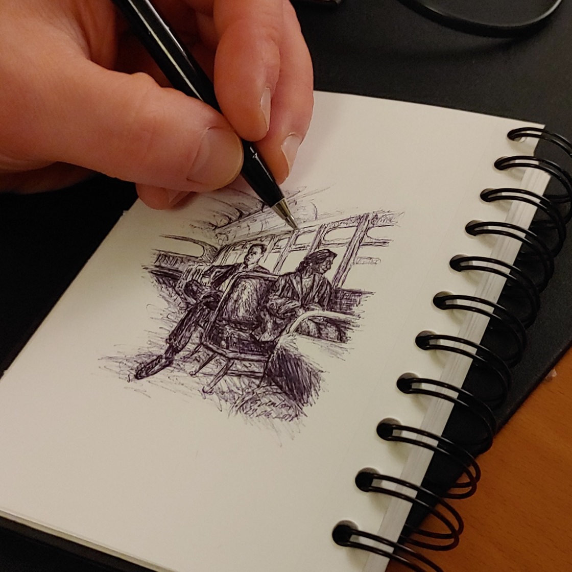 eine Hand hält einen Stift und zeichnet