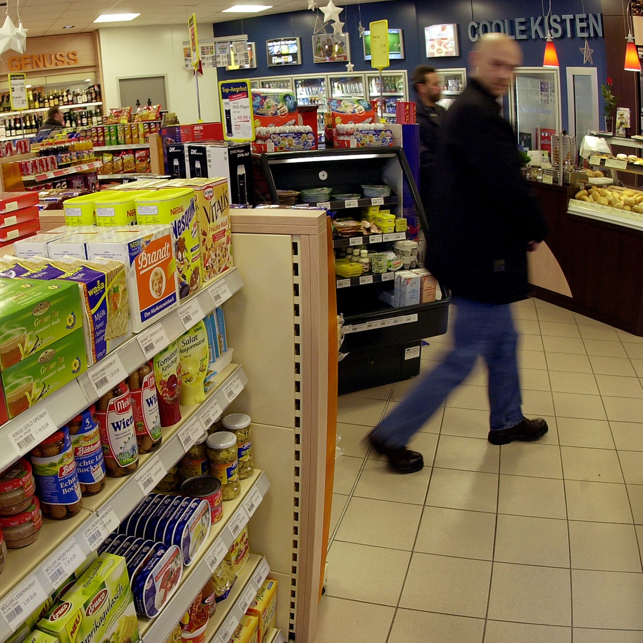 Kunden im Verkaufsraum einer Tankstelle