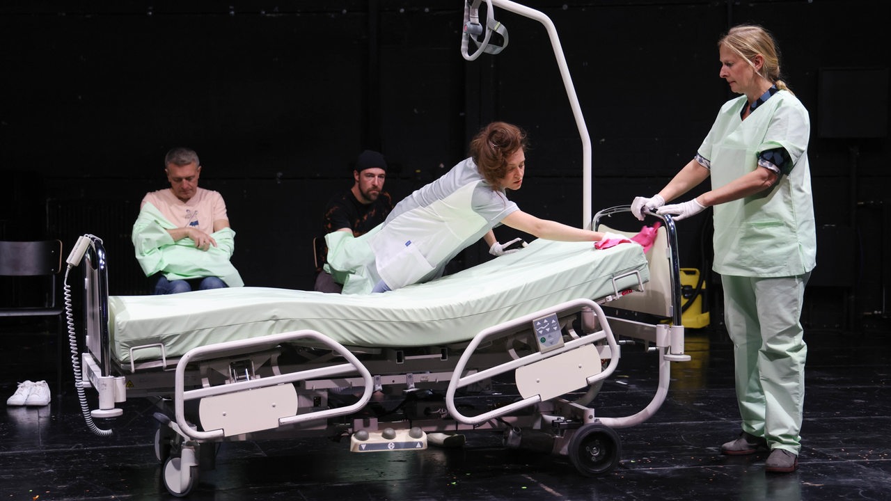 Szenenbild aus dem Stück "Mach es Gut!" am Theater Bremen (Guido Gallmann, Christian Freund, Tina Keserovic, Susanne Schrader)