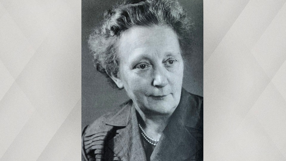 Schwarzweiß-Porträt einer älteren Frau