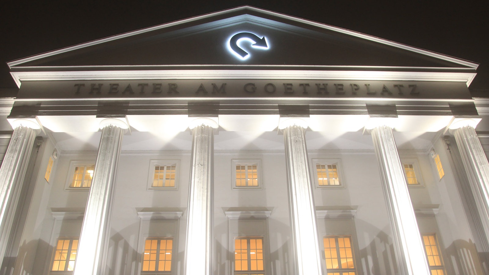 Die angestrahlte Fassade des Theater Bremen bei Dunkelheit