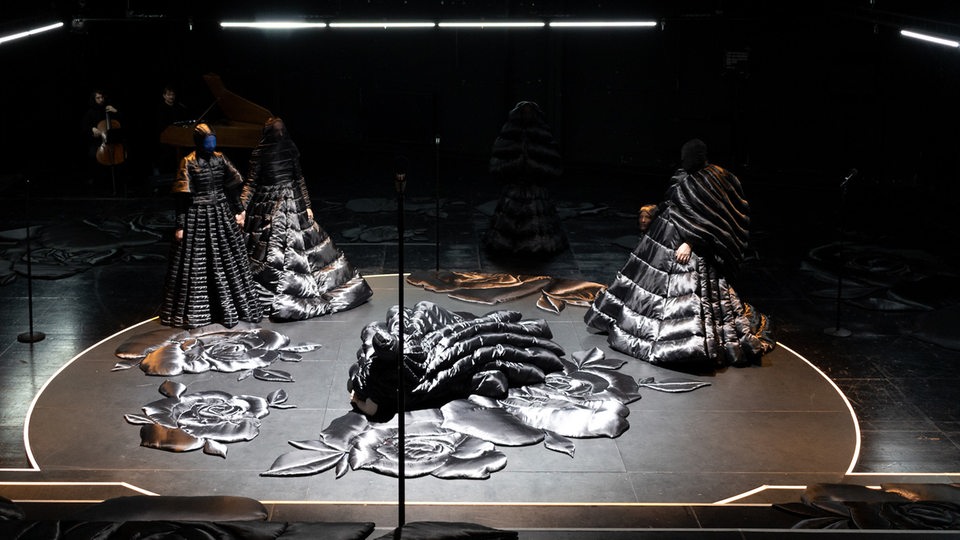 Schauspielende als Bienen im Stück "Bienen. Ein Naturschauspiel"