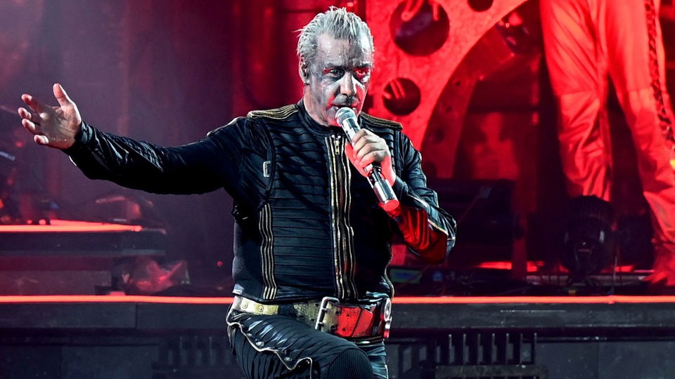 Rammstein Frontsänger Till Lindemann performt den Song «Deutschland» auf der Bühne. 