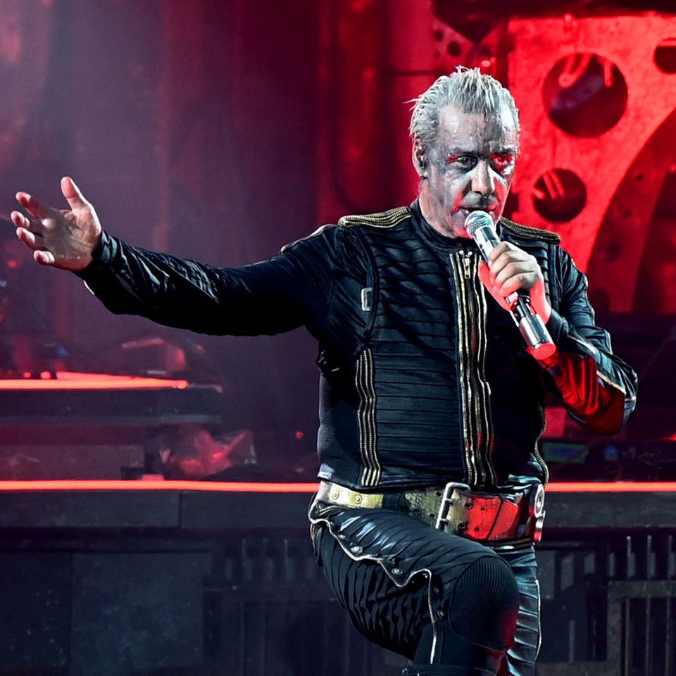 Rammstein Frontsänger Till Lindemann performt den Song «Deutschland» auf der Bühne. 
