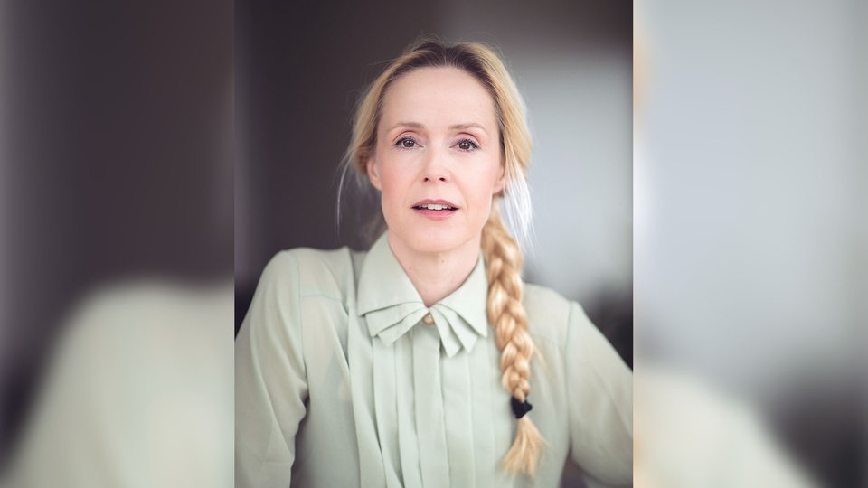 Ein Porträt der dänischen Popsängerin und Songwriterin Tina Dico.