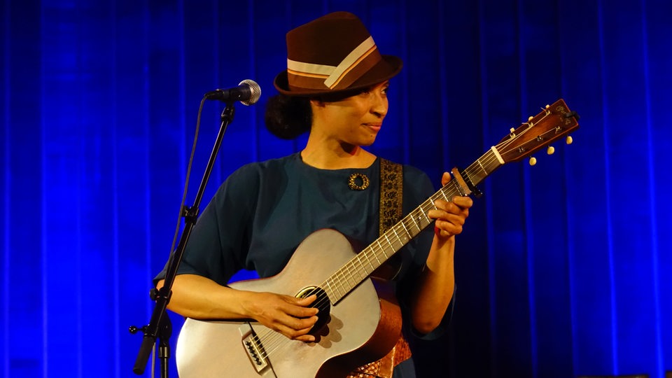 Eine Frau spielt Gitarre.