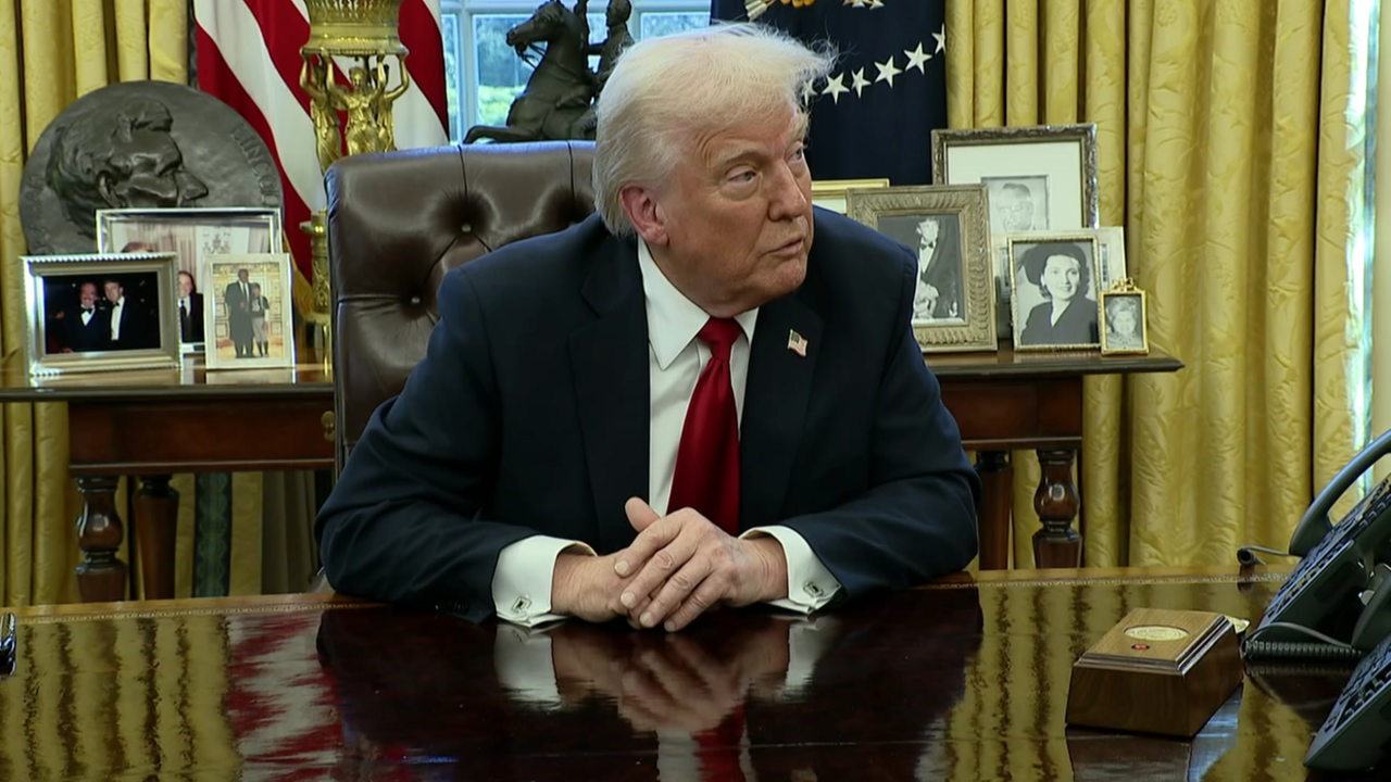 Der US-Präsident Trump am Schreibtisch im Oval Office