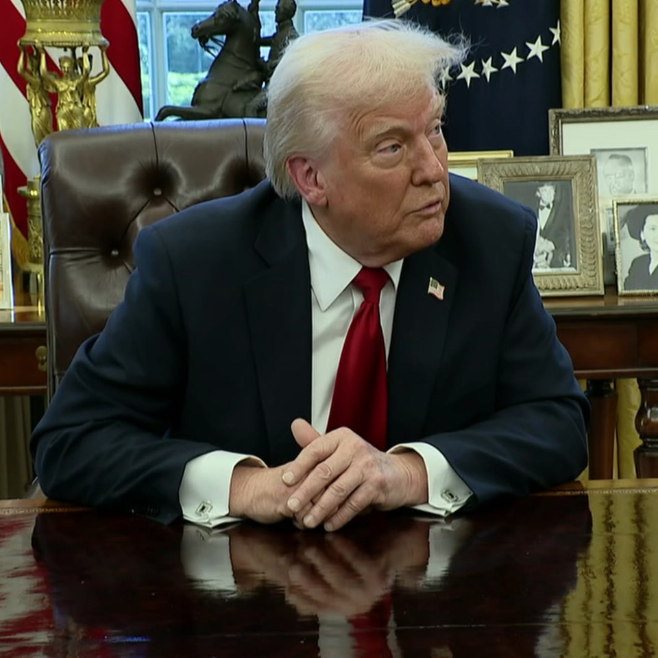 Der US-Präsident Trump am Schreibtisch im Oval Office