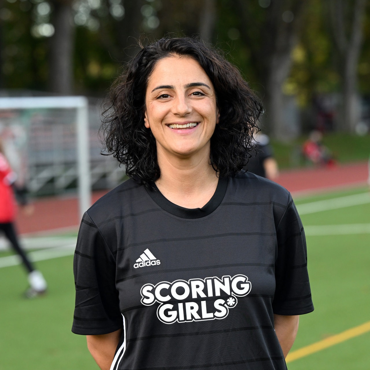 Tugba Tekkal vom Projekt Scoring Girls steht auf dem Fußballplatz der Ostkampfbahn.