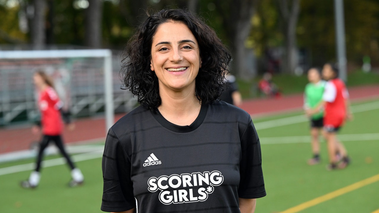 Tugba Tekkal vom Projekt Scoring Girls steht auf dem Fußballplatz der Ostkampfbahn.