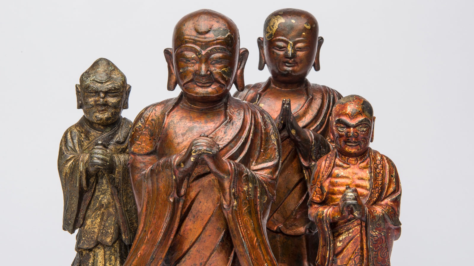 Figuren von Arhat-Schülern des Buddha, Bronze und Stein.