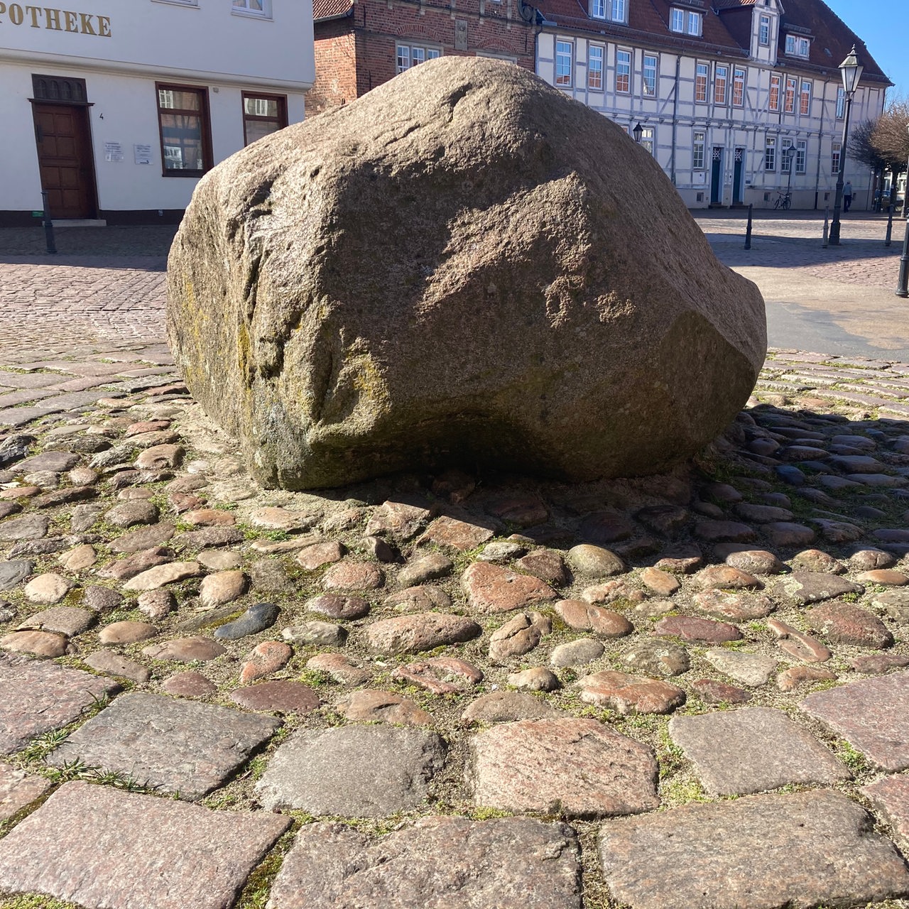 Ein großer Stein liegt auf einem öffentlichen Platz in Verden