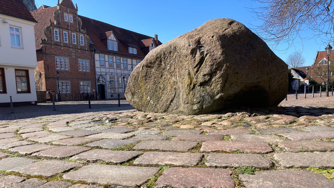 Ein großer Stein liegt auf einem Platz in Verden