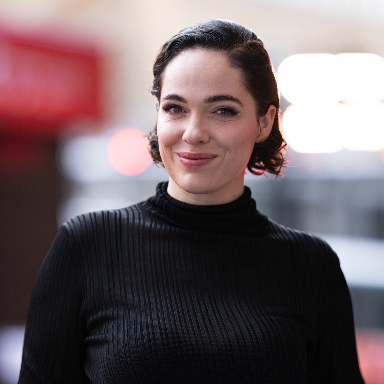 Die Schauspielerin Verena Altenberger bei einem Termin mit der Deutschen Presse-Agentur im Berlinale Palast.