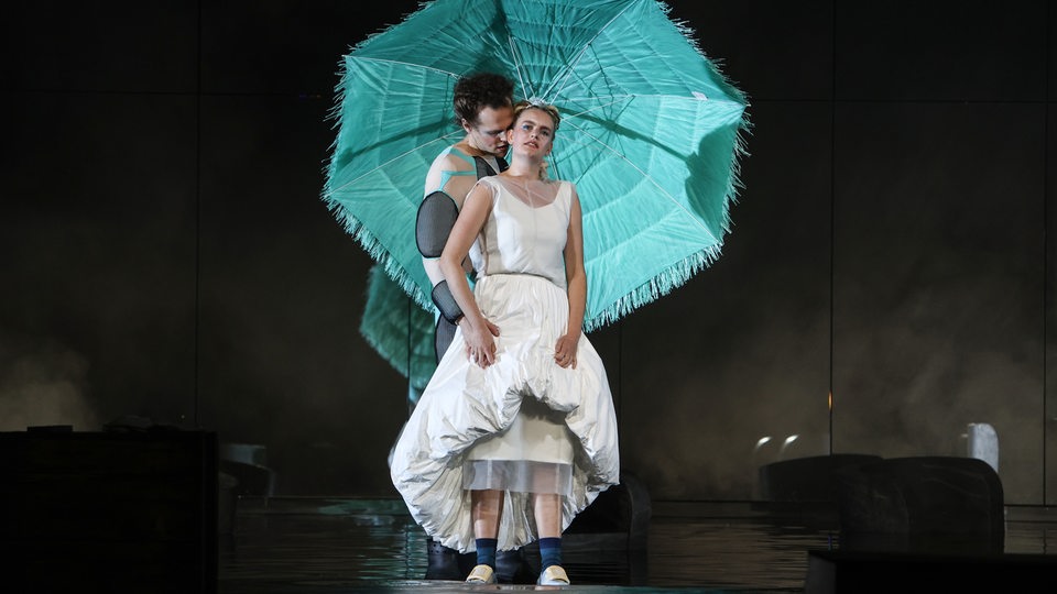 Szene des Theaterstücks "Wellen" am Theater Bremen