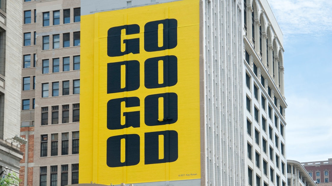 Kay Rosen "Go Do Good", Plakat am Hochhaus in Chicago