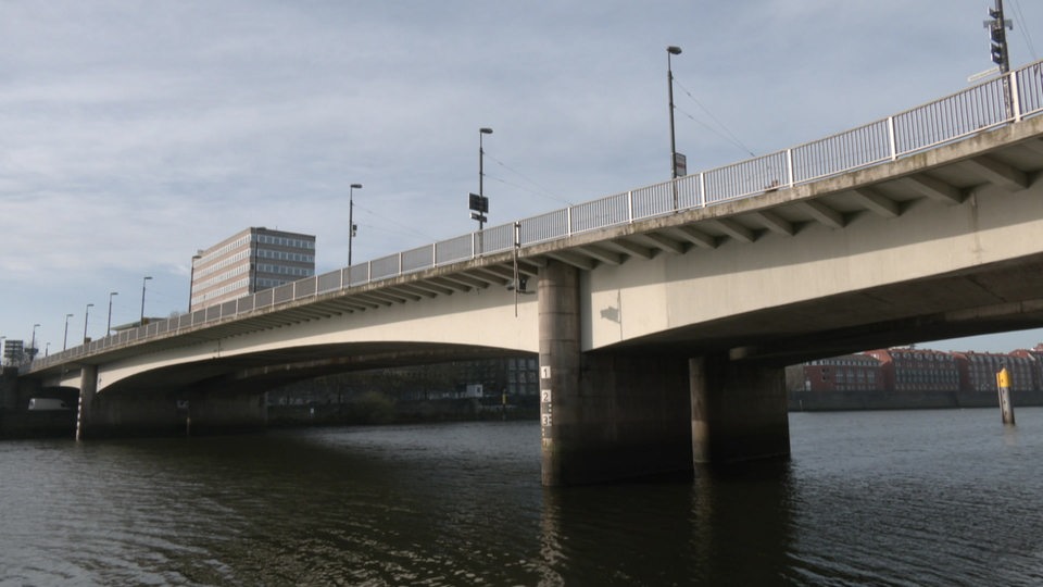 Die 60. Jährige Wilhelm-Kaisen-Brücke in Bremen. 