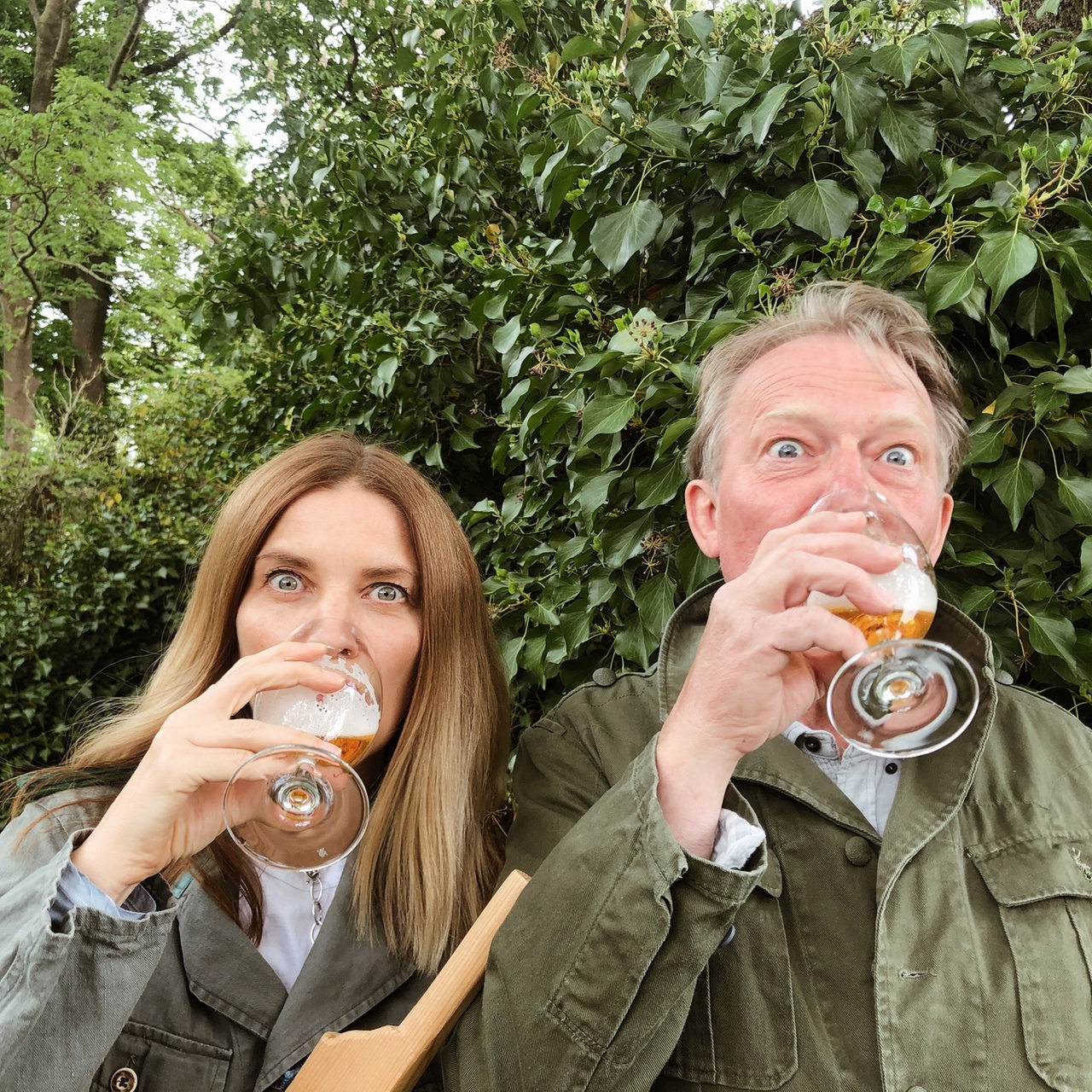 Tina Voß und Dietmar Wischmeyer mit je einem Bierglas am Mund.