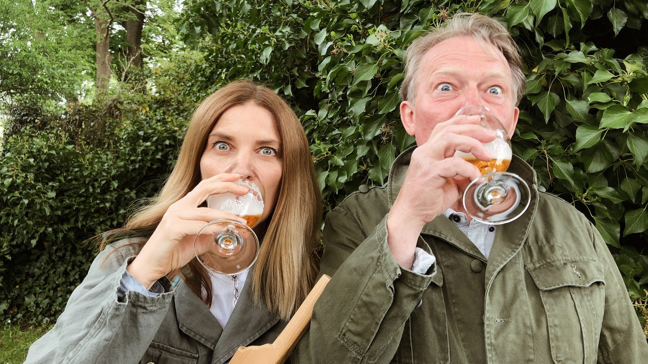 Tina Voß und Dietmar Wischmeyer mit je einem Bierglas am Mund.