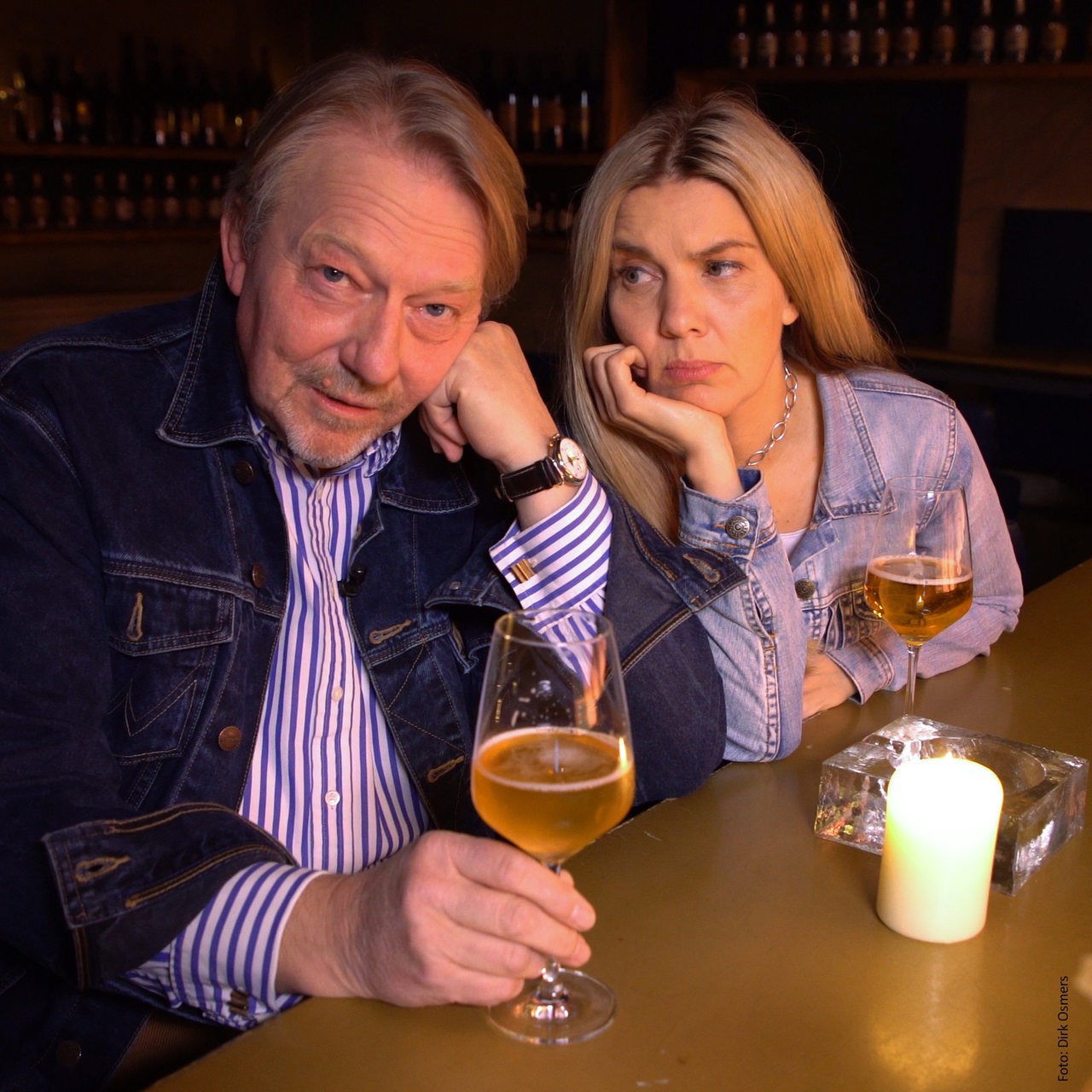 Dietmar Wischmeyer und Tina Voß sitzen mit Bier an einer Theke