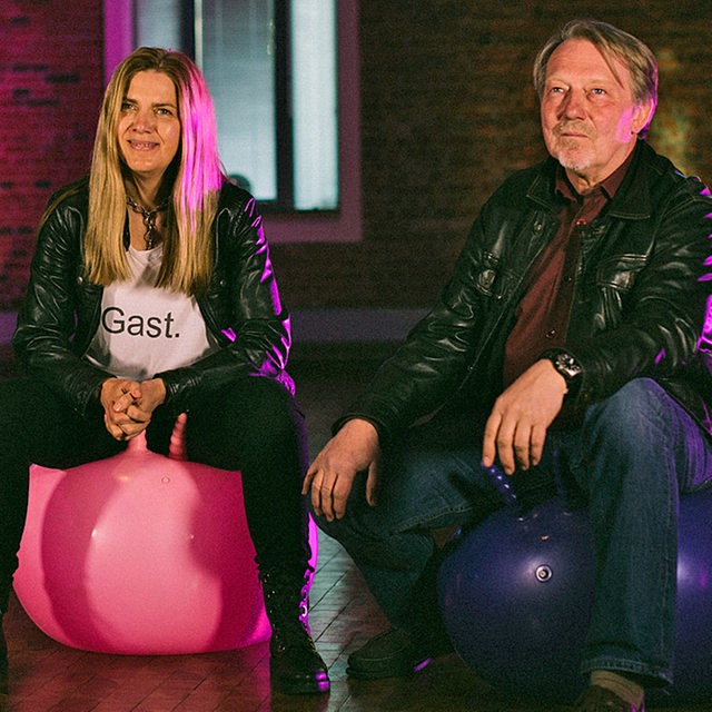 Dietmar Wischmeyer  und Tina Voss sitzen auf Gymnastikbällen