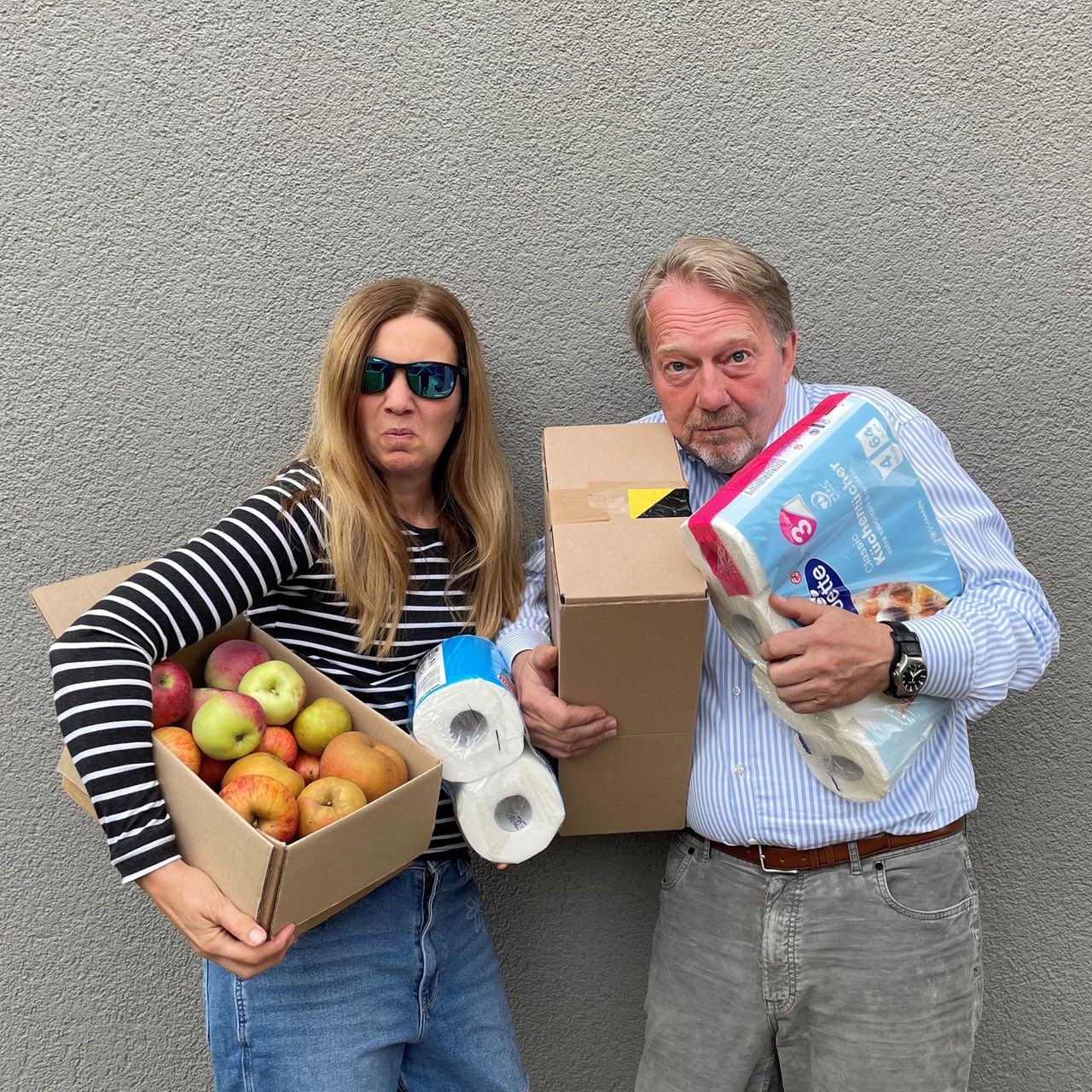 Tina und Dietmar bepackt mit Klopapier und Lebensmitteln