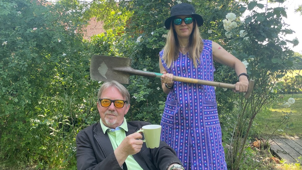 Dietmar Wischmeyer  und Tina Voß im Garten